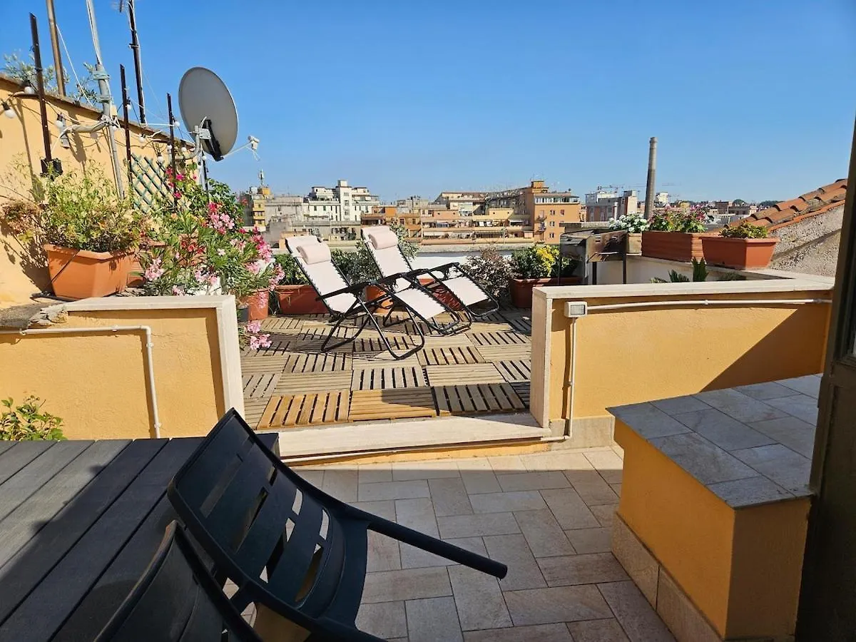 Appartamento Luminoso Attico Con Terrazza Roma Italia